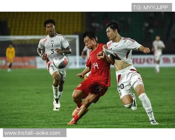 如图所示是足球运动员在比赛中展现出卓越技巧与团队合作精神的精彩瞬间 如图所示是足球运动员在比赛中展现出卓越技巧与团队合作精神的精彩瞬间